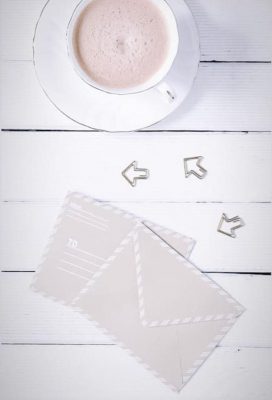 Tasse à café avec enveloppe